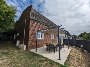 Gîte rénové au bord du lac avec terrasse, parking réservé, équipements modernes et aire de jeux. - FR-1-611A-16
